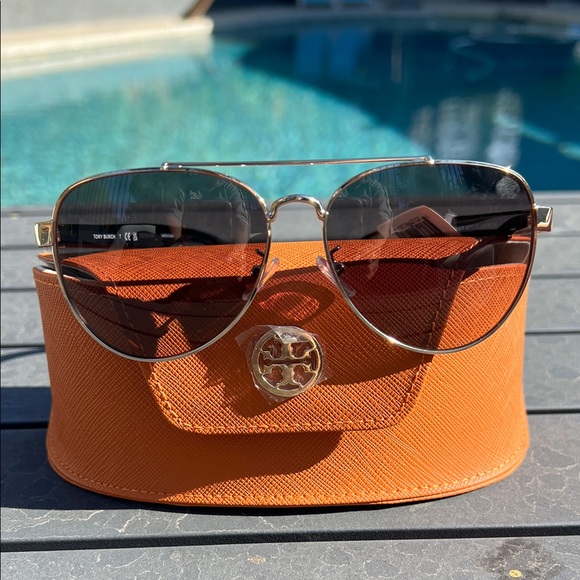 Tory Burch Accessories - Tory Burch Gold Aviator Sunglasses